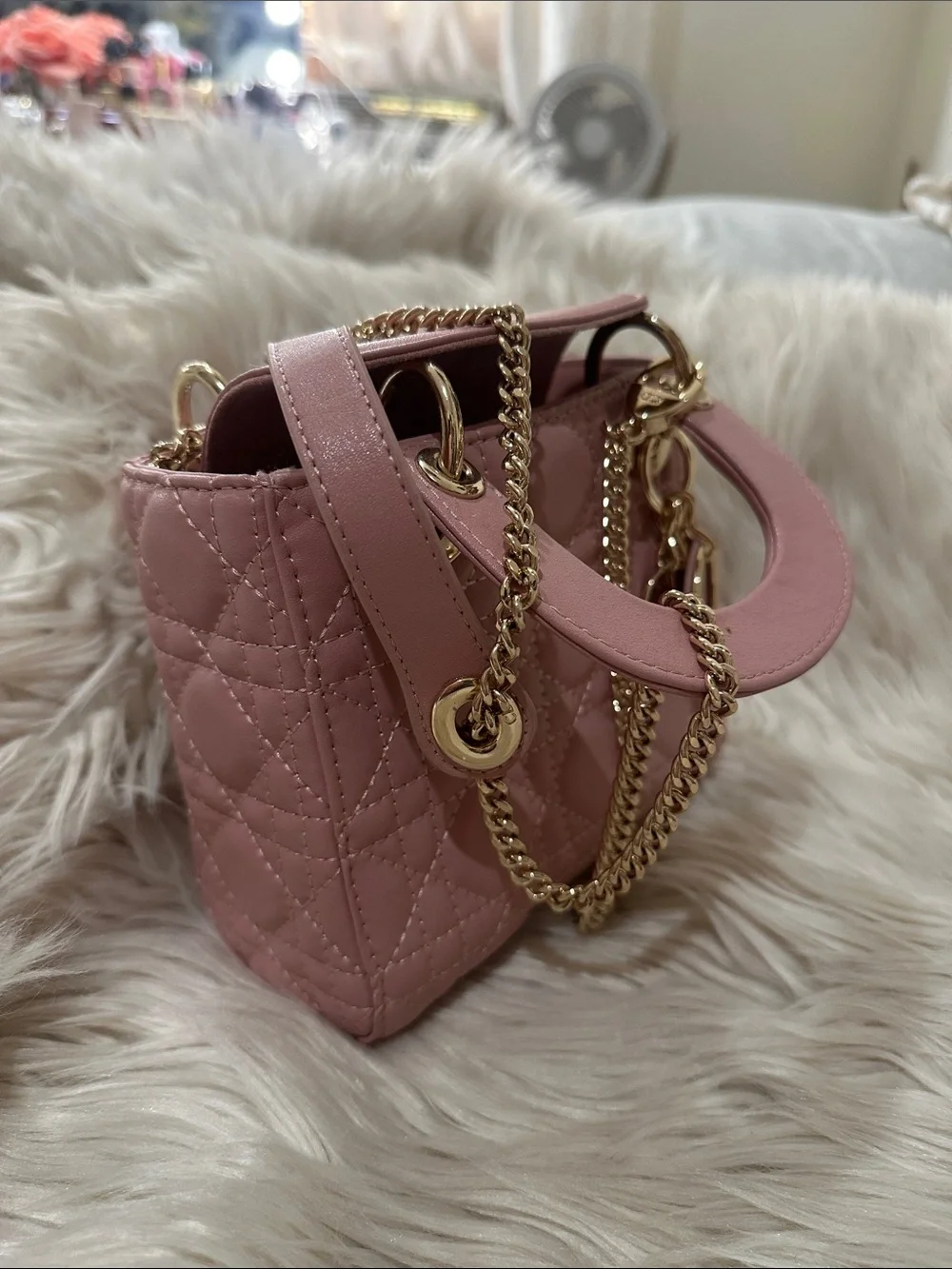 Elegant Quilted Pink Shoulder Bag with Gold Chain - Picture 1 of 7